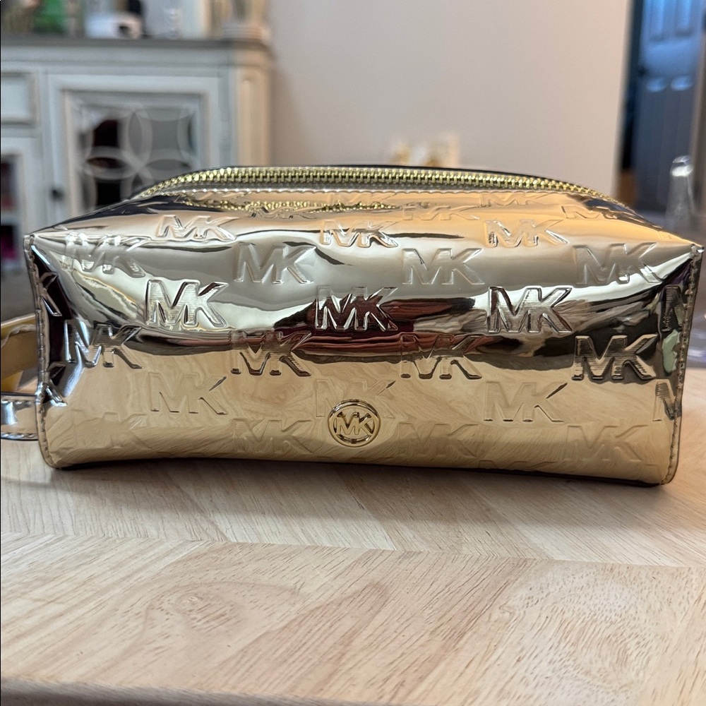 Michael Kors Jet Set Medium Metallic Logo Debossed Travel Kit